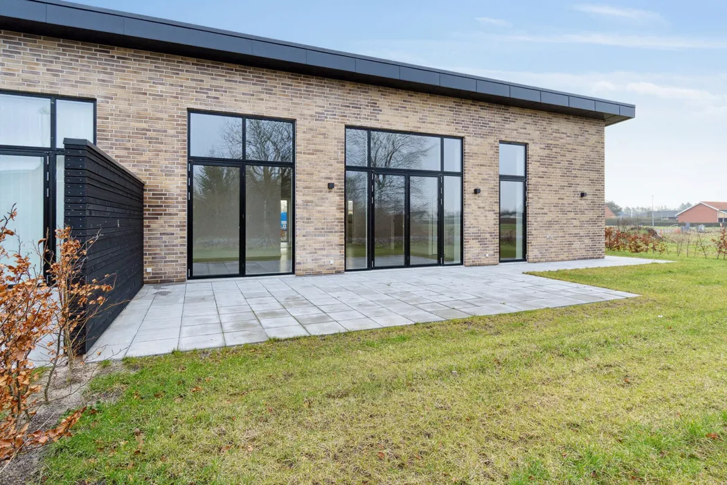 Fantastisk og nyopført rækkehus i et plan med have  18